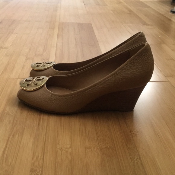 Tory Burch Logo Leather Peep Toe Wedges - Picture 3 of 9